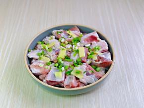 肋排装入盘中，撒上葱花，姜片。