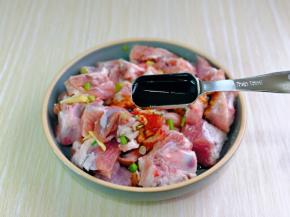 加入生抽，蚝油。