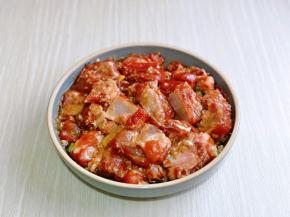 戴上食品手套，抓拌均匀，盖上盖子或保鲜膜腌制45分钟左右。