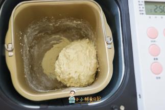 因为这个做的是有蔓越莓的所以我们机器要选择一下投果料的选项，这样要加果料机器会提醒我们