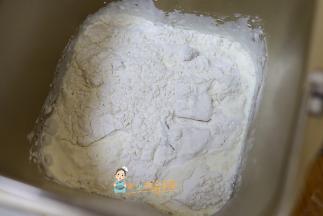 高筋面粉250g 耐高糖酵母3g 糖20g 盐2g 淡奶油80g 牛奶145g全部放入面包机，不需要管顺序，夏天液体要全部冷藏哦，这里不需要黄油因为淡奶油的油脂含量足够了