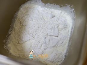 高筋面粉250g 耐高糖酵母3g 糖20g 盐2g 淡奶油80g 牛奶145g全部放入面包机，不需要管顺序，夏天液体要全部冷藏哦，这里不需要黄油因为淡奶油的油脂含量足够了