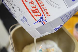 这个是淡奶油，是这个面包很好吃的关键，如果换掉那味道就完全不一样了
