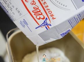 这个是淡奶油，是这个面包很好吃的关键，如果换掉那味道就完全不一样了