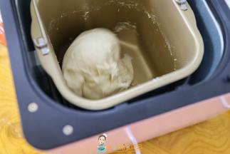 开始面团好像很湿，但是继续揉的话面团就会变得很光滑