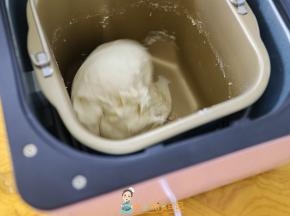 开始面团好像很湿，但是继续揉的话面团就会变得很光滑