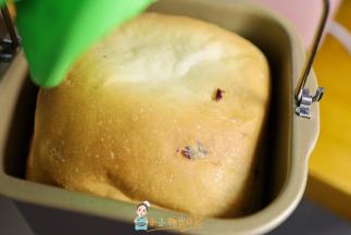 烤好要马上取出来，不然面包会回缩也会变硬就不好吃了