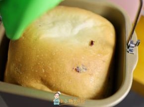 烤好要马上取出来，不然面包会回缩也会变硬就不好吃了