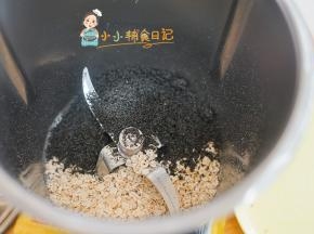 破壁机里放入炒香的芝麻、即食麦片