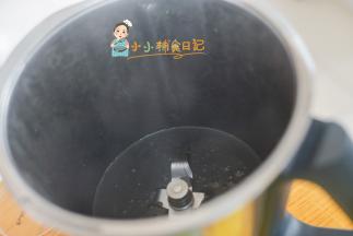 把红枣放进破壁机 煮+打大概5-8分钟即可