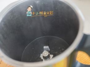 把红枣放进破壁机 煮+打大概5-8分钟即可