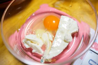 把豆腐鸡蛋放入碗里