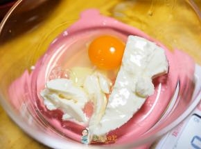 把豆腐鸡蛋放入碗里