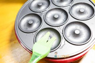 锅里涂一些油预热5分钟