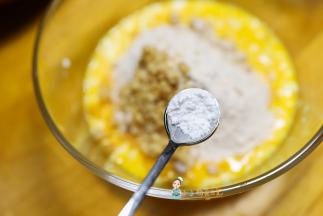 这是泡打粉可以让松饼更松软，介意可以不加，但是其实用无铝泡打粉是安全的，加热以后产生气体让面糊产生很多气孔就会变得很松软