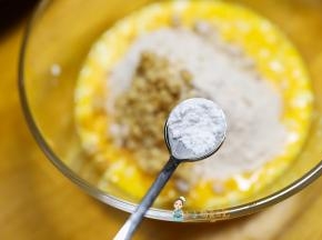 这是泡打粉可以让松饼更松软，介意可以不加，但是其实用无铝泡打粉是安全的，加热以后产生气体让面糊产生很多气孔就会变得很松软