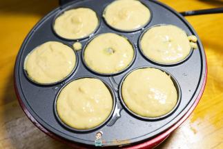 把面糊全部放入模具里盖上盖子最大火加热10-15分钟