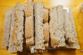 把吐司切成条，就像这样
