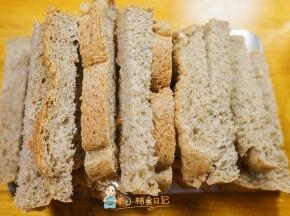 把吐司切成条，就像这样