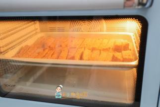 烤箱提前预热150度，然后放入中层烤20-30分钟，中间可以拿出来看看，是不是脆了