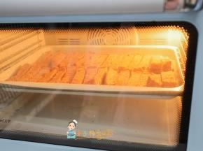 烤箱提前预热150度，然后放入中层烤20-30分钟，中间可以拿出来看看，是不是脆了