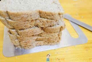 将吐司切成片，一定要厚薄一致