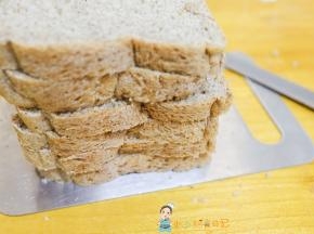 将吐司切成片，一定要厚薄一致