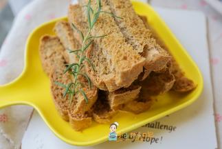 吐司一定要凉透后密封，不然回潮会变软哦