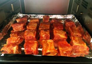 猪小排放入烤箱上下火250度烤15分钟