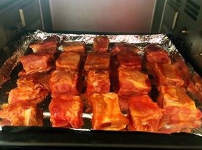 猪小排放入烤箱上下火250度烤15分钟