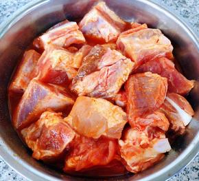  猪小排均匀的裹上奥尔良腌料盖上保鲜膜放入冰箱冷藏十二小时以上入味效果更佳