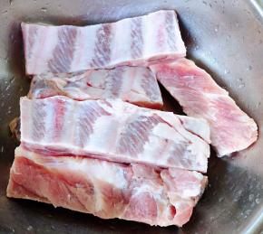 新鲜的猪小排骨在清水中浸泡一小时去除血水洗净沥干水份