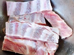 新鲜的猪小排骨在清水中浸泡一小时去除血水洗净沥干水份