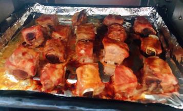 取出烤盘刷上一层奥尔良腌料再放入烤箱上下火继续烤五分钟