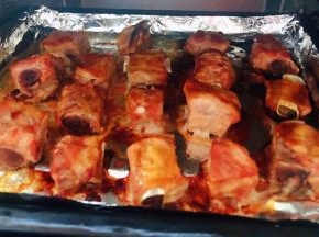 取出烤盘刷上一层奥尔良腌料再放入烤箱上下火继续烤五分钟