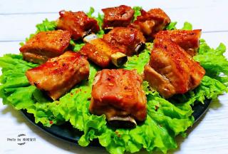 盘子铺上生菜再摆上猪小排也可以按照自己的口味撒上烧烤干料就大功告成了