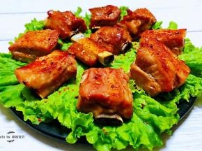 盘子铺上生菜再摆上猪小排也可以按照自己的口味撒上烧烤干料就大功告成了