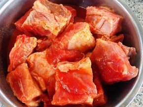 腌制入味的猪小排从颜色看起来就好有食欲