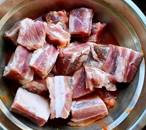 猪小排剁成约四厘米大小的块状放入奥尔良腌料中
