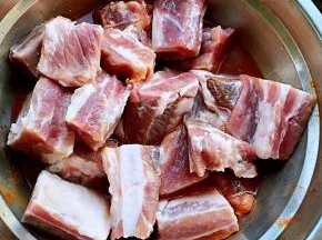猪小排剁成约四厘米大小的块状放入奥尔良腌料中