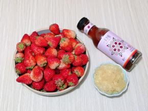 准备食材，做果酱草莓一定要无烂无坏，这样才能保证酱的质量。