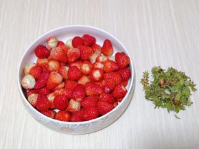 首先将草莓蒂去掉，需要一点耐心哈～