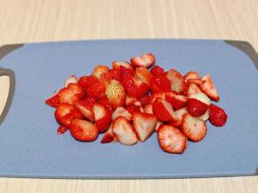 泡好的草莓冷水冲洗两遍，再淋干水分，切小块。
