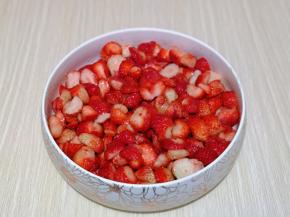 再加入百香果醋搅拌均匀，腌制30分钟。