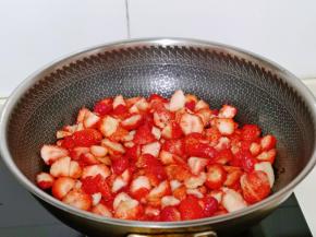 腌制好的草莓块连汤汁一起倒入锅中。
