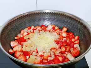 再加入冰糖，糖的量可以根据个人口味调整，我这个量有一点点偏甜。