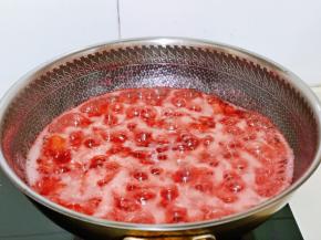 小火慢熬，一边用铲子搅拌。