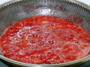 熬制浓稠时即可关火，这道果酱不需要任何技术，但是需要耐心，全程必须小火慢熬。