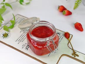 趁热装入消过毒的玻璃密封罐中。