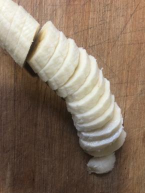 香蕉去皮切片，最好切斜片。